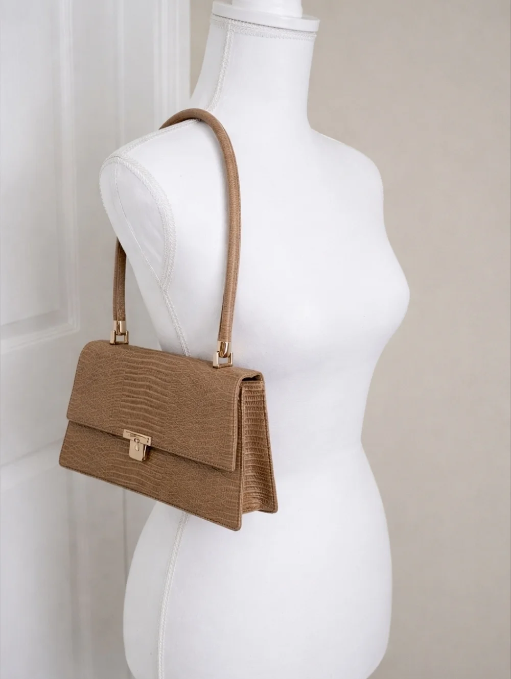 LIZ CLAIBORNE Vintage Y2K Lizard Embossed Shoulder Bag Taupe Structured Handbag